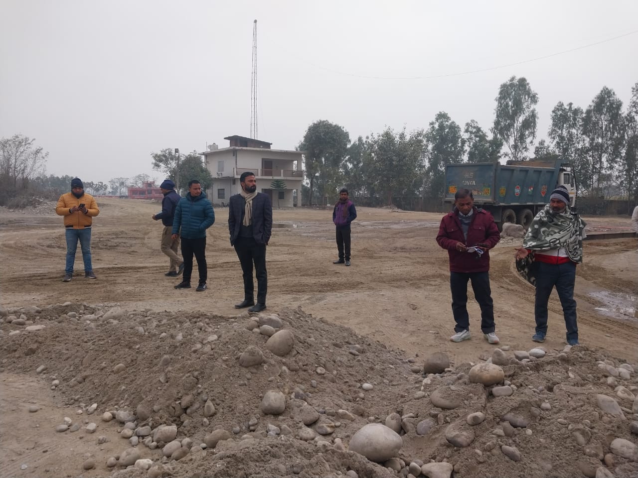 हरिद्वार जिलाधिकारी धीराज सिंह गर्ब्याल के निर्देश पर उप जिलाधिकारी अजय वीर सिंह ने भैंसा गाड़ी और बुग्गी से हो रहे अवैध खनन की शिकायत पर औचक निरीक्षण( महाराज व शिव शक्ति) दोनों क्रेशरों को किया सीज।