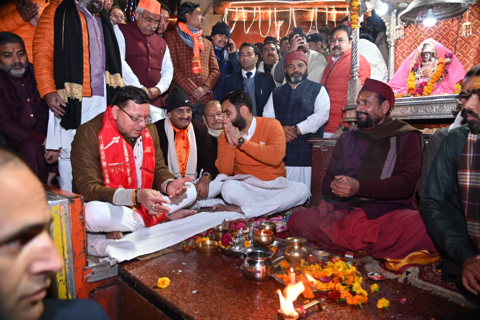 हरिद्वार मुख्यमंत्री पुष्कर सिंह धामी ने सोमवार को अयोध्या में श्रीराम लला विग्रह के दिव्य, भव्य, नव्य मन्दिर में प्राण प्रतिष्ठा महोत्सव के पावन एवं गौरवशाली शुभ अवसर पर विशेष रामनाम ध्वजा से सजे हुये हरकीपैड़ी में आयोजित दीपोत्सव व विशेष आरती कार्यक्रम में प्रतिभाग किया। 