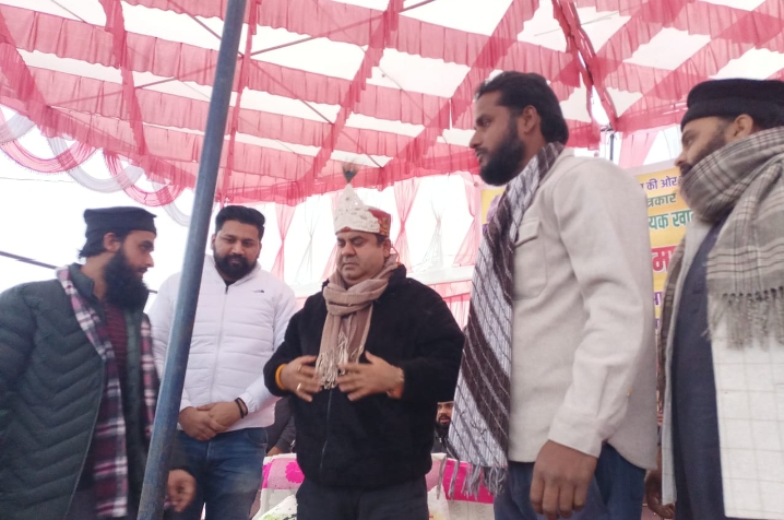 खानपुर विधायक उमेश कुमार का गांव इब्राहिमपुर में युवाओं ने चांदी का मुकुट पहनाकर किया जोरदार स्वागत।