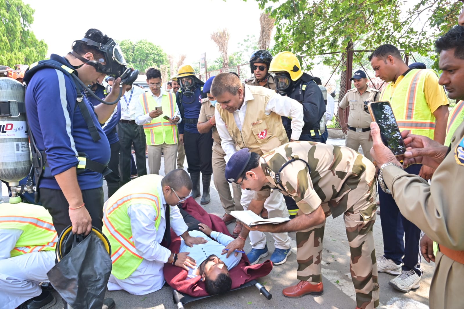 हरिद्वार चारधाम यात्रा के दौरान प्राकृतिक आपदा की घटना घटित होने पर त्वरित राहत एवं बचाव कार्याे को अमल में लाने के लिए राष्ट्रीय आपदा प्रबंधन प्राधिकरण के सहयोग एवं उत्तराखंड राज्य आपदा प्रबंधन प्राधिकरण के तत्वाधान में बृहस्पतिवार को जनपद हरिद्वार में मॉक अभ्यास किया गया।