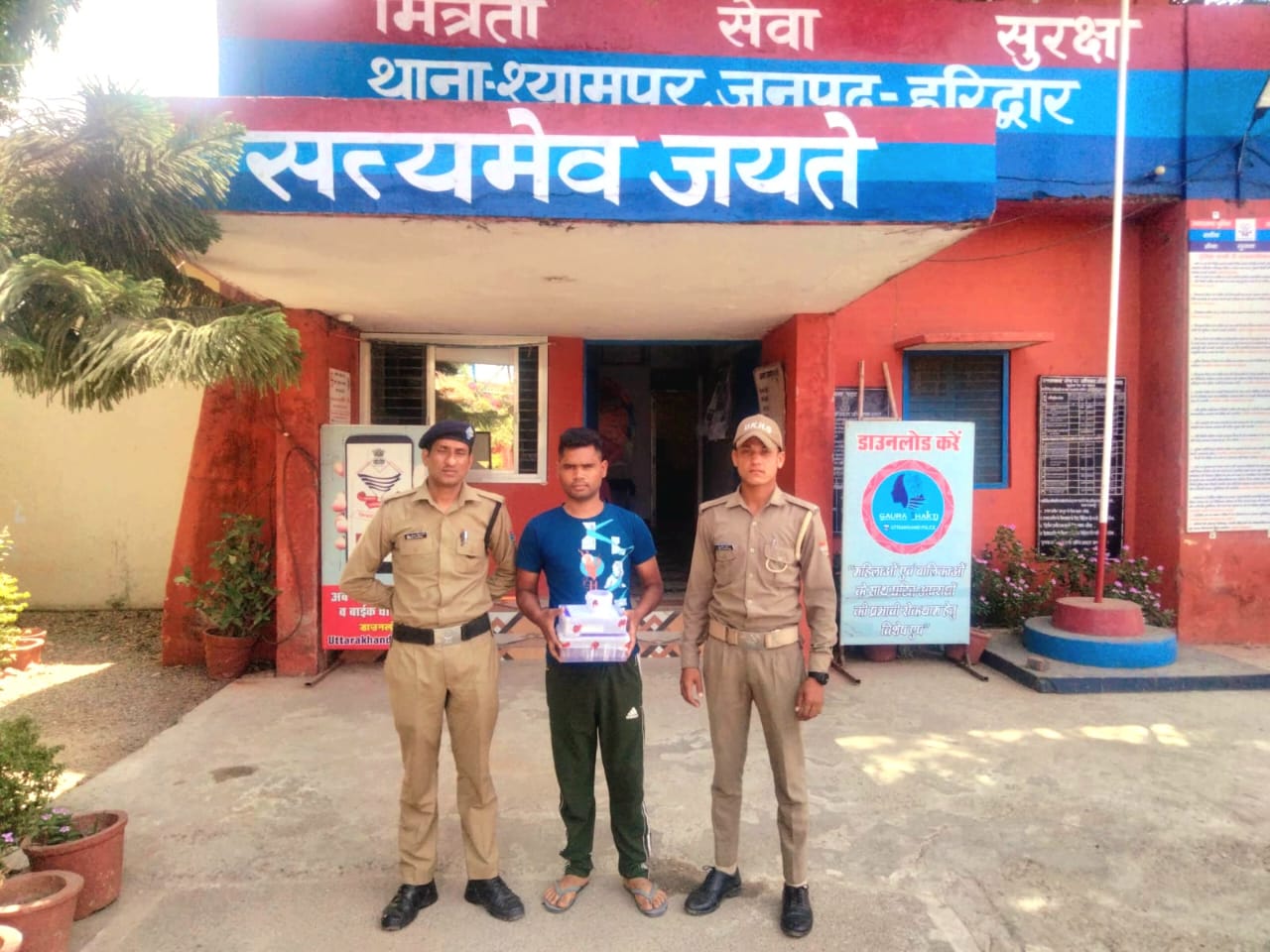हरिद्वार व श्यामपुर पुलिस की सतर्कता से लगभग 5 लाख 96 हजार की नगदी और 29 ग्राम अवैध स्मैक के साथ एक अभियुक्त तस्कर को पुलिस ने किया गिरफ्तार।