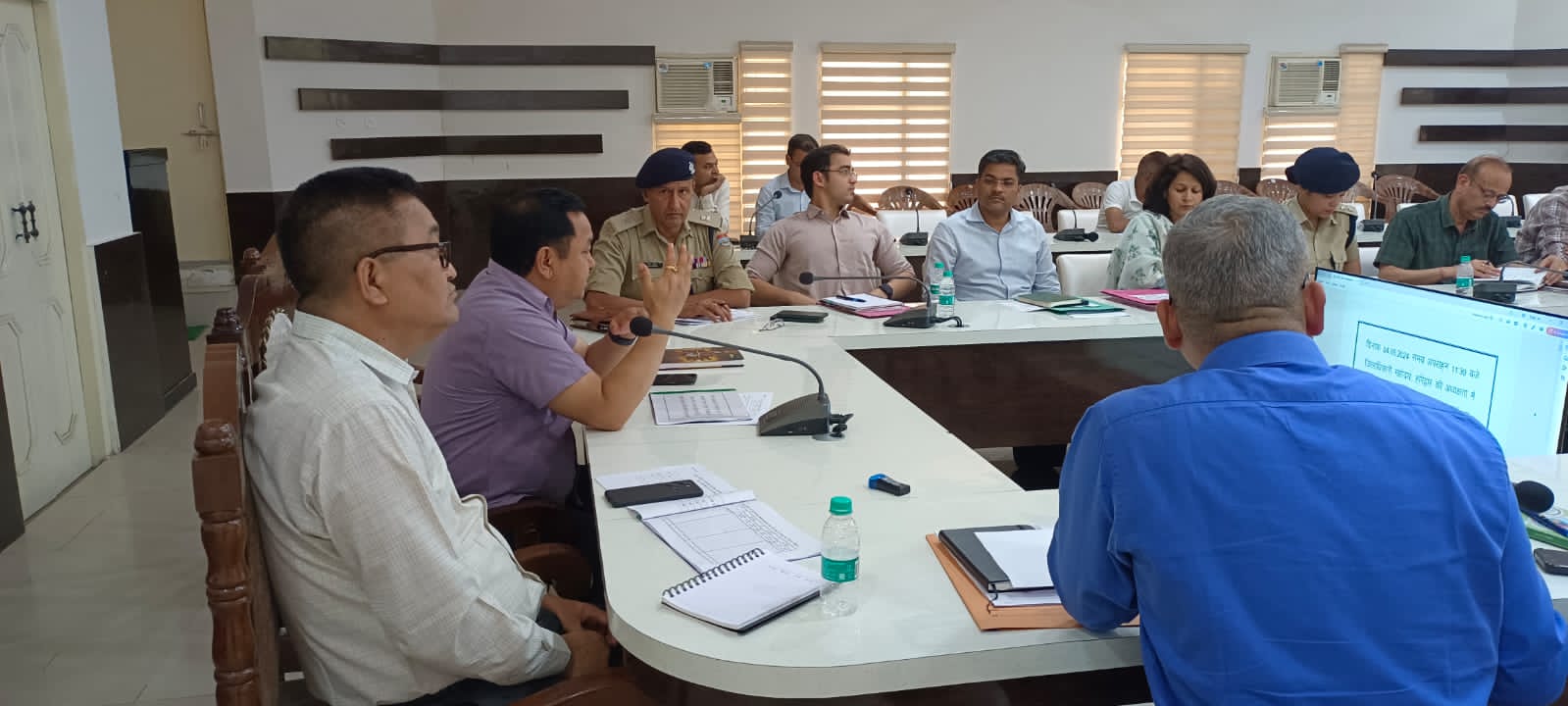 जिलाधिकारी धीरज सिंह गर्ब्याल ने जिला कार्यालय सभागार में सड़क सुरक्षा समिति की ली बैठक।
