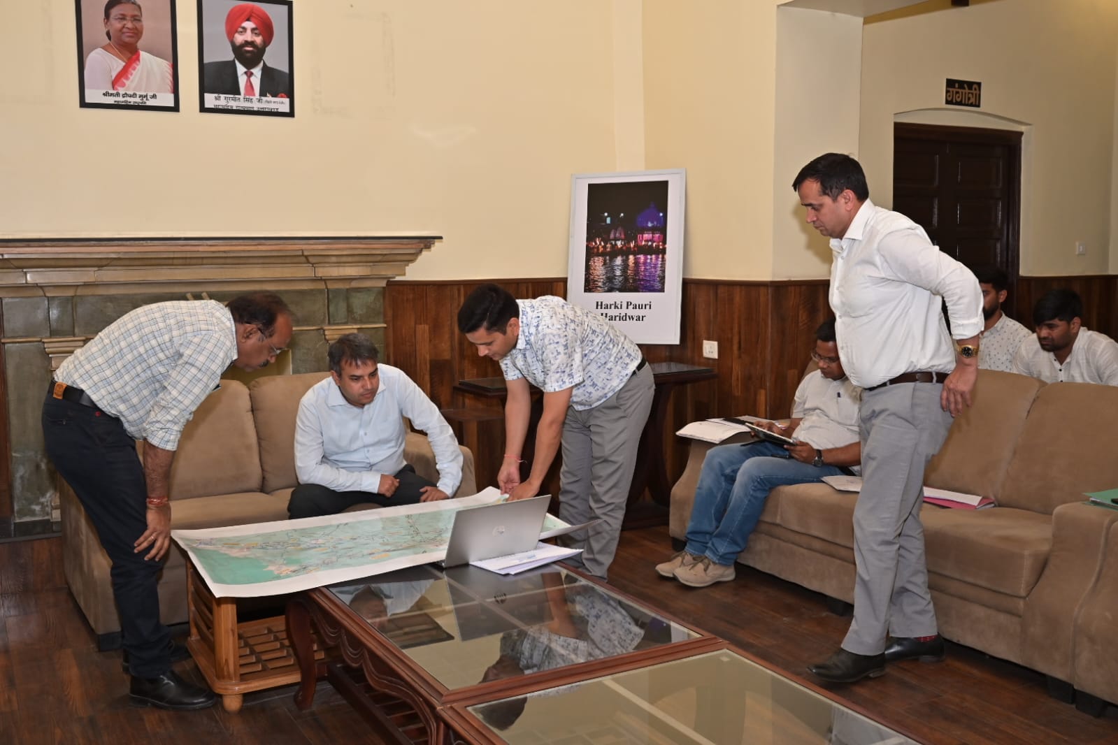 अपर सचिव लोक निर्माण विभाग विनीत कुमार ने डामकोठी पहुॅचकर लोक निर्माण विभाग तथा एनएचएआई के अभियंताओं की बैठक ली तथा चल रहे हरिद्वार रिंग रोड निर्माण कार्य व चण्डी घाट पुल का अभियंताओं के साथ स्थलीय निरीक्षण किया।