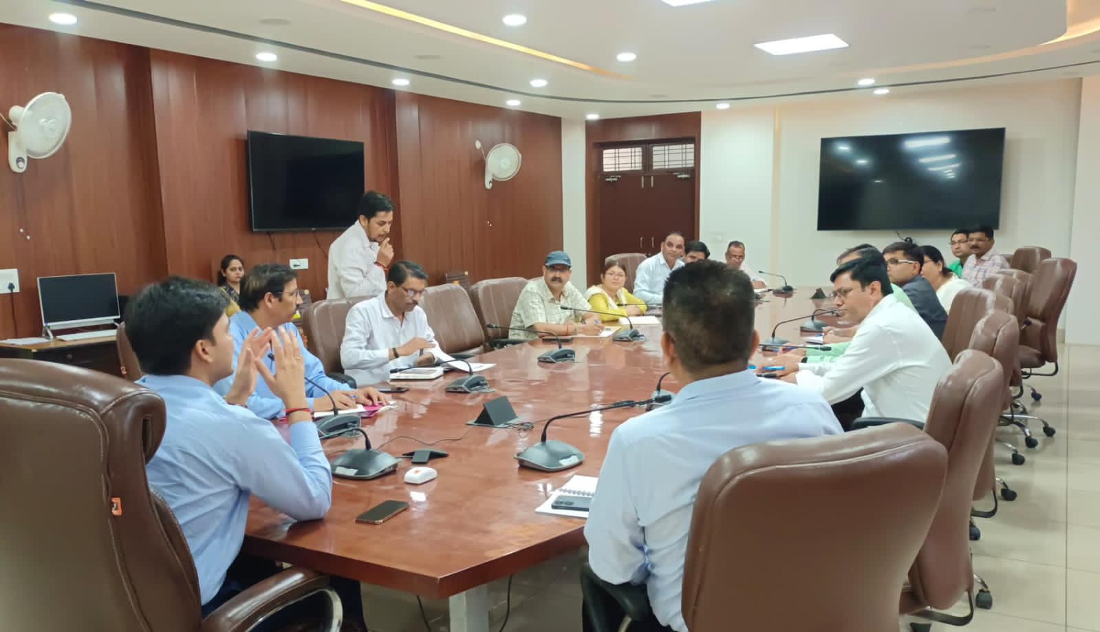 नगर निकाय सामान्य निर्वाचन की तैयारियों से जुड़े सभी अधिकारी एवं कर्मचारी इलेक्शन मोड में कार्य करना सुनिश्चित करें। यह निर्देश मुख्य विकास अधिकारी प्रतीक जैन ने विकास भवन सभागार में अधिशासी अधिकारियों तथा तहसीलदारों के साथ बैठक लेते हुए दिये। 
