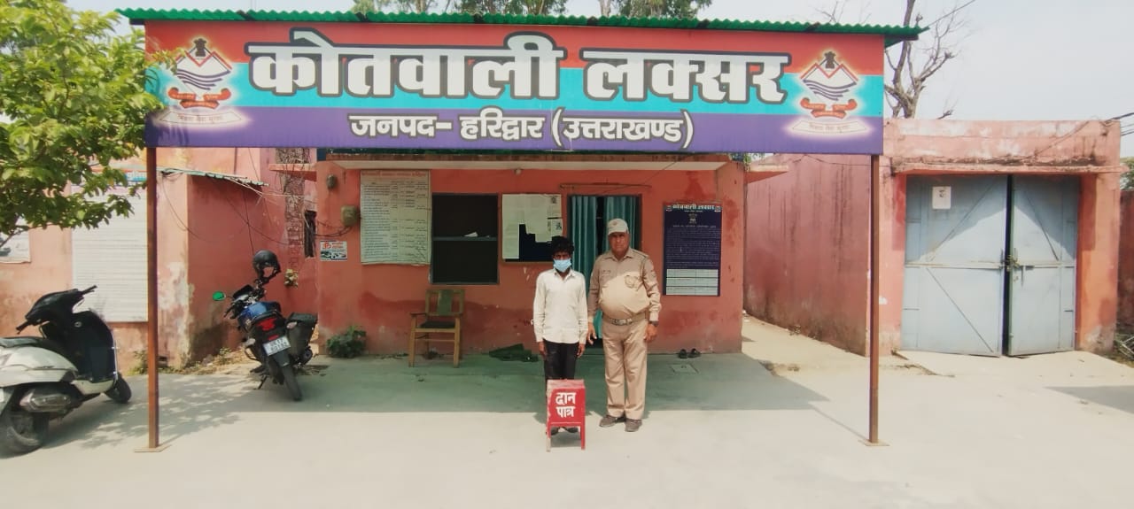 मन्दिर का दान पात्र चोरी करने वाले एक शातिर चोर अभियुक्त को पुलिस ने चोरी किये दानपात्र के साथ किया गिरफ्तार।