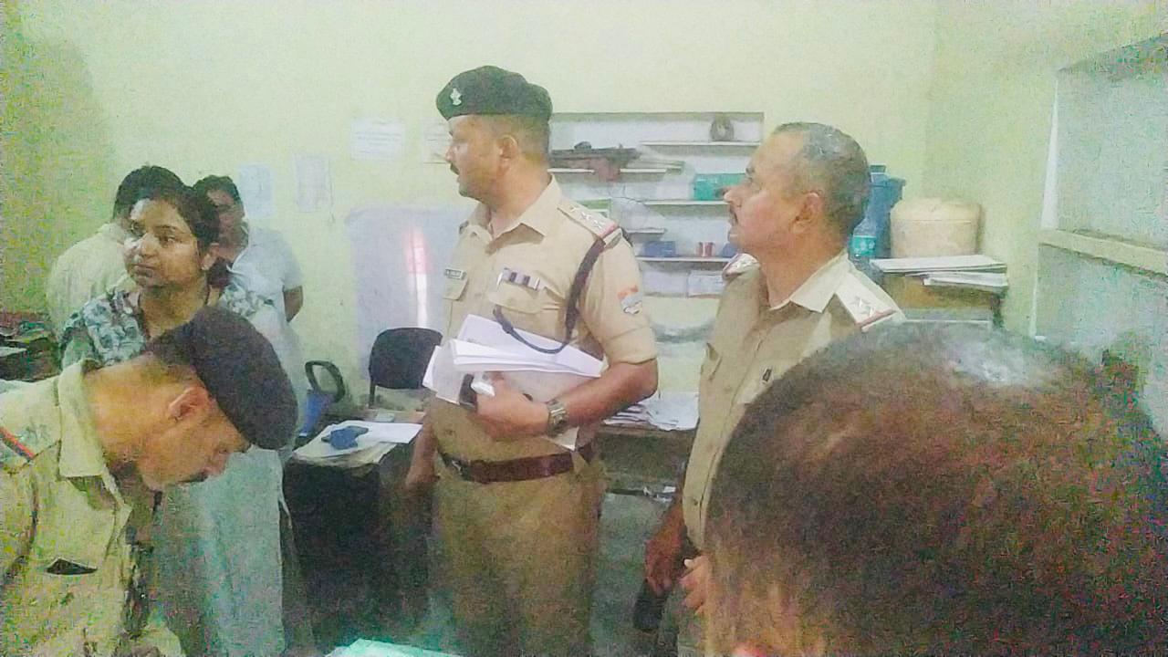 पुलिस व ARTO विभाग रुड़की  की संयुक्त कार्यवाही से दलालों में मचा हड़कंप  एआरटीओ ऑफिस के बाहर चल रहा दलाली का धंधे का किया भंडाफोड़  दलाली की शिकायत मिलने पर एसएसपी ने लिया कड़ा एक्शन