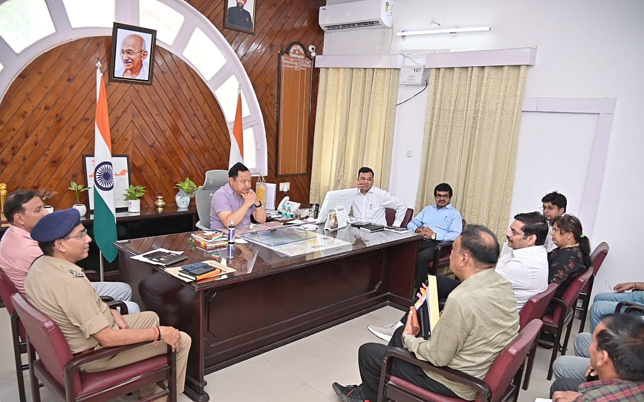 जिलाधिकारी धीराज सिंह गर्ब्याल की अध्यक्षता में रोशनाबाद स्थित कार्यालय कक्ष में एचआरडीए तथा सिचाईं विभाग की महत्वपूर्ण बैठक का आयोजन किया गया।
