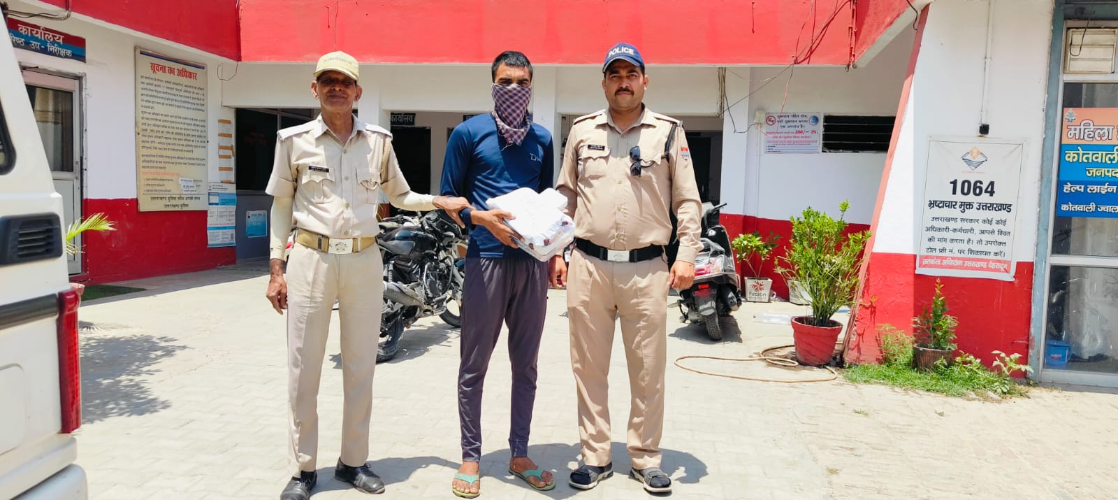 अंतर्राज्यीय मोबाइल चोर गिरोह का किया भांडा भोड़ आरोपी अभियुक्त  के कब्जे से चोरी के 08 मोबाइल फोन के साथ पुलिस ने किया गिरफ्तार।