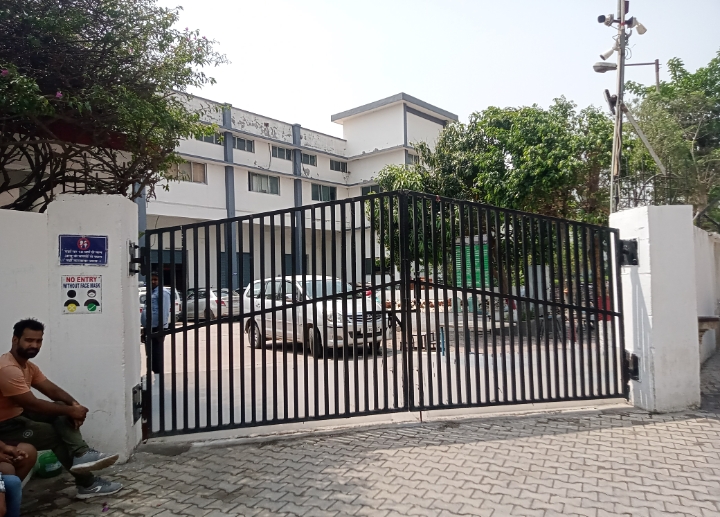 ग्रेट व्हाइट कंपनी में कार्यरत महिला कर्मियों ने वेतन बढ़ाने को लेकर की हड़ताल।