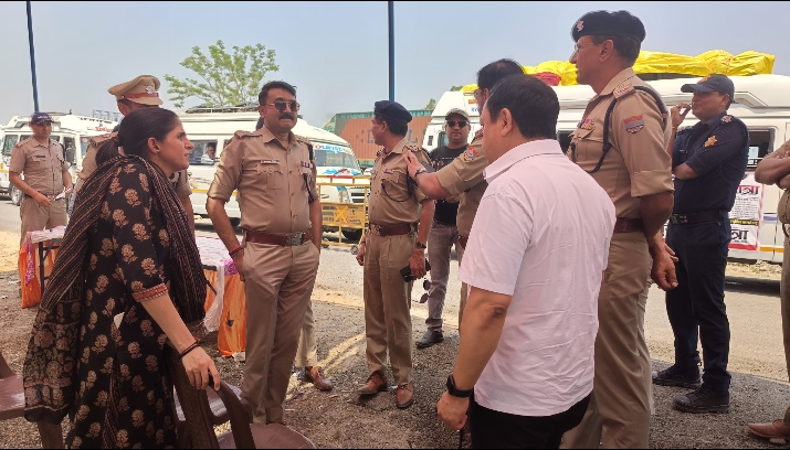 जिलाधिकारी धीराज सिंह गर्ब्याल एवं जिलाधिकारी देहरादून श्रीमती सोनिका ने वरिष्ठ पुलिस अधीक्षक हरिद्वार प्रमेंद्र डोबाल, वरिष्ठ पुलिस अधीक्षक, देहरादून अजय सिंह के साथ हरिद्वार रोड (नेपाली फार्म हाउस) पर बनाए गए स्टॉपेज केंद्र का भौतिक रूप से निरीक्षण उपरांत आपसी विचार विमर्श कर अधीनस्थों को आवश्यक दिशा निर्देश दिए, जिसका उद्देश्य चारधाम यात्रा के दौरान यातायात प्रबंधन को और बेहतर बनाना है।