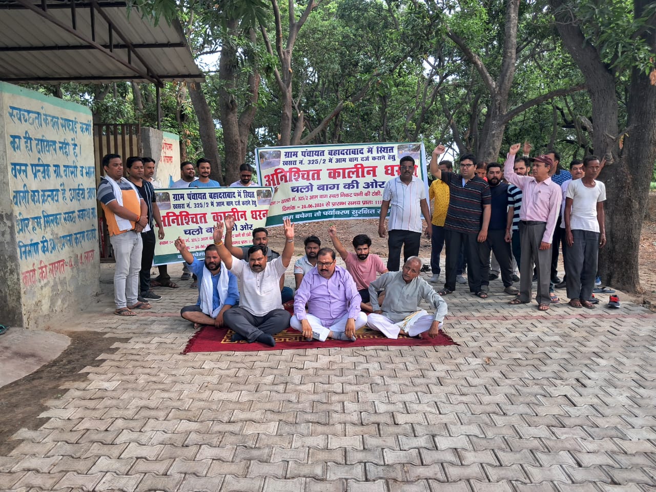 बहादराबाद ग्राम पंचायत की भूमि को लेखपाल नें भू माफियाओ के साथ मिलकर मोटी रकम कमाने के चक्कर में हरे भरे आम के बाग को दस्तावेज में दिखाया बंजर।