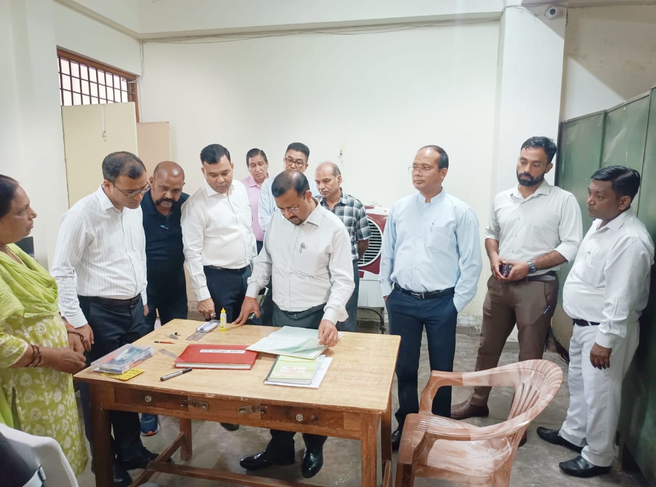 जिलाधिकारी कर्मेन्द्र सिंह ने जिला कार्यालय स्थित विभिन्न कार्यालयों तथा पटलों का किया औचक निरीक्षण।