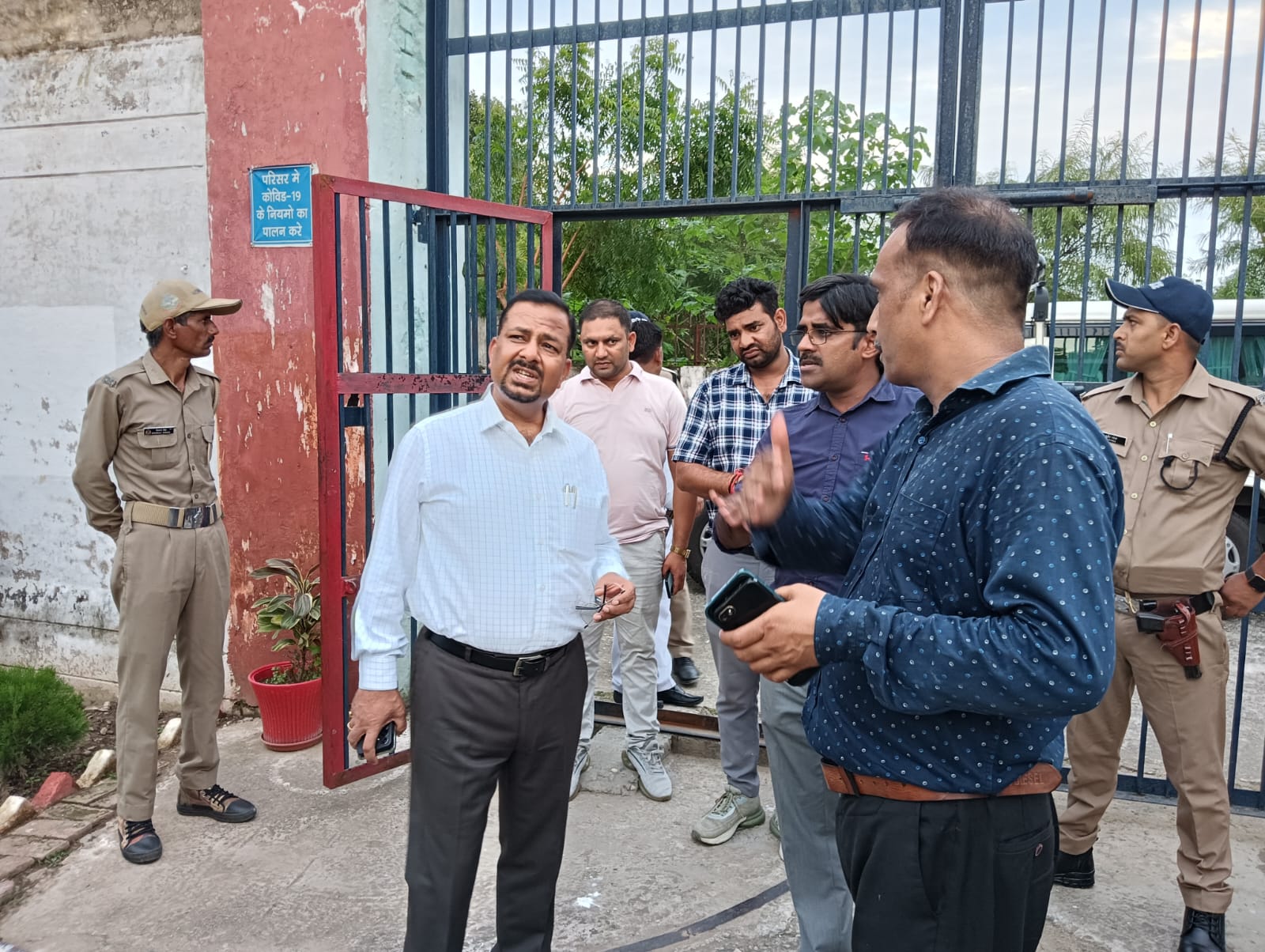  जिलाधिकारी कर्मेंद्र सिंह ने राजकीय विशेष गृह बाल गृह रोशनाबाद का स्थलीय निरिक्षण किया। निरीक्षण के दौरान जिलाधिकारी ने बाल गृह मे बंद बालकों से बातचीत कर उनकी समस्याएं सुनी तथा समस्या समाधान हेतु सम्बन्धित अधिकारियों को निर्देश दिये। 