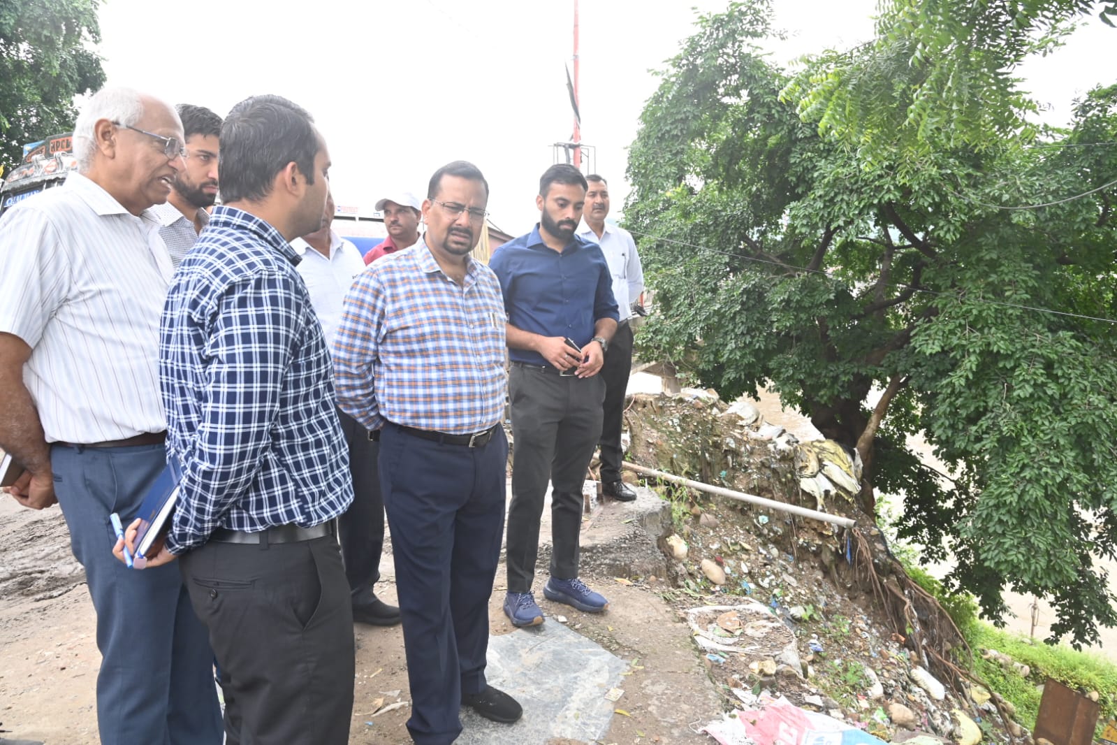  जिलाधिकारी कर्मेन्द्र सिंह ने निर्माणाधीन चंडी घाट पुल सहित  हरिद्वार नजीबाबाद रोड व अन्य जगहों का किया स्थलीय निरिक्षण।