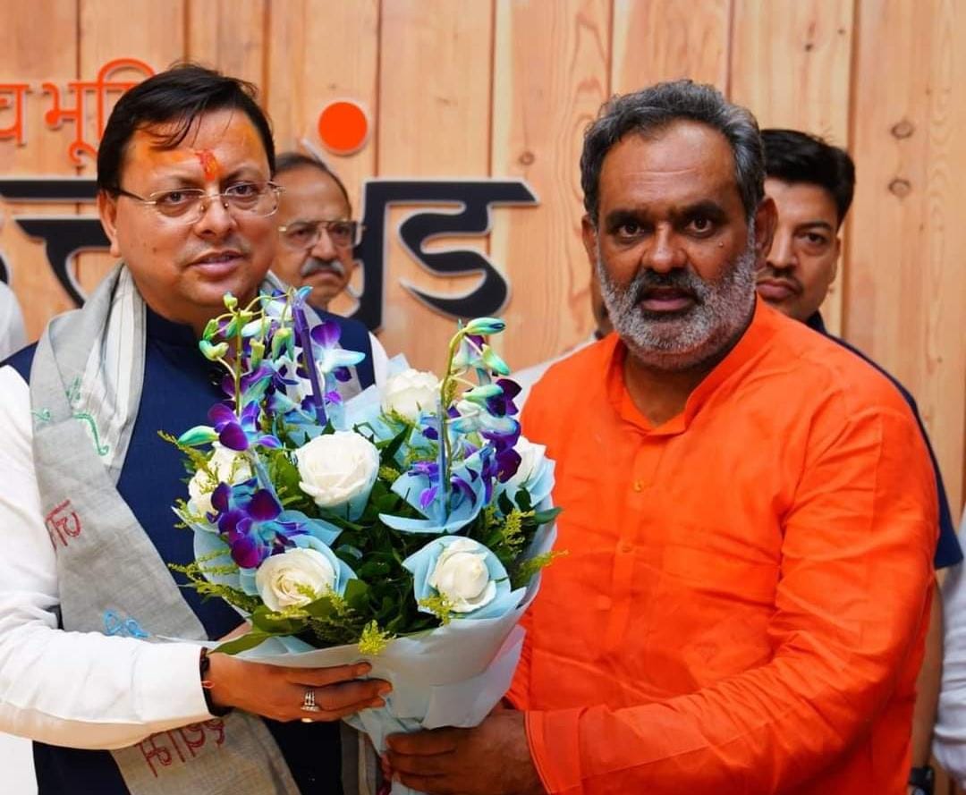 मुख्यमंत्री धामी के जन्मदिन पर स्वामी यतीश्वरानंद ने श्रमिकों को किट, गरीबों को वस्त्र व फल किए वितरित केंद्र और प्रदेश सरकार की श्रमिकों, गरीब, पिछड़ों, दलित, महिलाओं आदि के कल्याण हेतु चलाई जा रही योजनाओं की दी जानकारी।