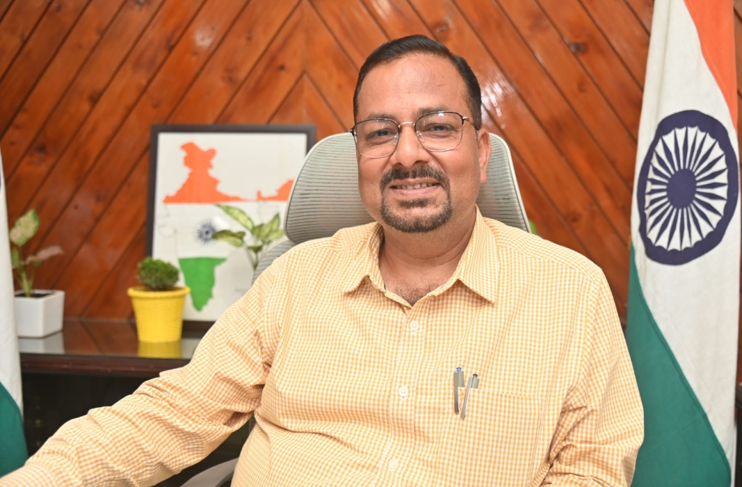 नव नियुक्त जिलाधिकारी कर्मेन्द्र सिंह ने गुरूवार को जिला कार्यालय स्थित ट्रेजरी पहुंचकर कार्यभार ग्रहण कर किया गार्ड ऑफ ऑनर लिया। जिलाधिकारी ने कार्यभार ग्रहण करने के उपरान्त कहा कि जिले के चहुमुखी विकास के लिए विशेष प्रयास किये जायेंगे। 
