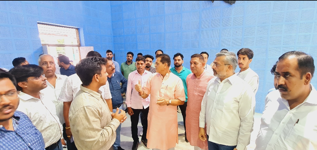 शहरी विकास व आवास मंत्री डॉ प्रेमचंद अग्रवाल ने हरिद्वार रुड़की विकास प्राधिकरण द्वारा सुंदर हरिद्वार, स्वच्छ हरिद्वार के तहत 17 करोड़ 85 लाख रुपये की धनराशि से निर्मित सिटी स्पोर्ट्स काम्प्लेक्स के जीर्णोद्धार, 06 करोड़ रुपए की धनराशि से प्राधिकरण क्रिकेट स्टेडियम के नवीनीकरण कार्य का निरीक्षण किया।