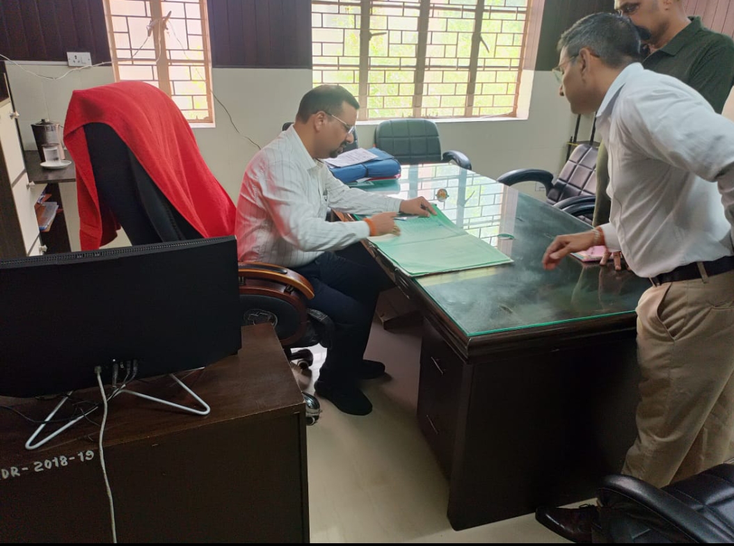 जिलाधिकारी कर्मेंद्र सिंह की छापेमारी से मचा हड़कंप