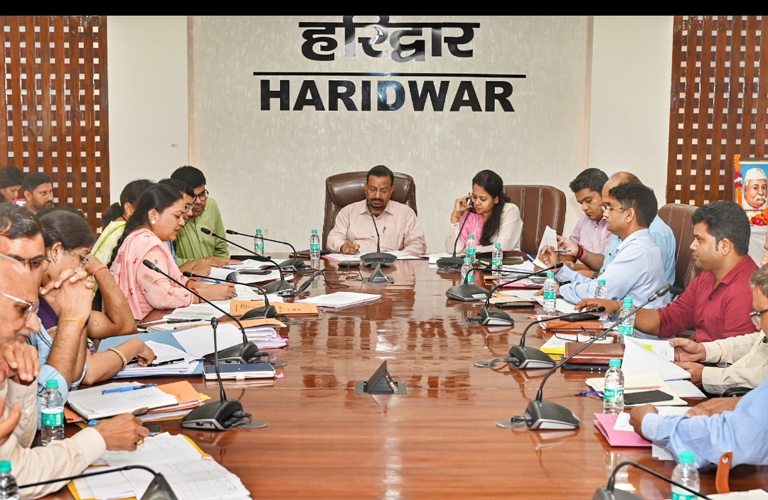   जिलाधिकारी कर्मेन्द्र सिंह ने मंगलवार को विकास भवन सभागार में जिला योजना, स्टेट सेक्टर तथा केन्द्र पोषित व बाह्य सहायतित योजनाओं की विभागवार समीक्षा की। 