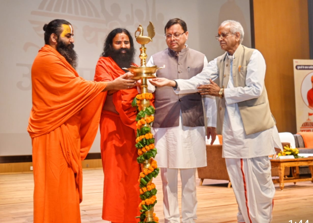 मुख्यमंत्री पुष्कर सिंह धामी ने पतंजलि ऑडिटोरिम पहुॅचकर युवा धर्म संसद कार्यक्रम का दीप जलाकर किया शुभारम्भ।इस अवसर पर महासचिव श्रीराम जन्मभूमि तीर्थ क्षेत्र अयोध्या महासचिव चम्पत राय, सिद्धपीठ श्री हनुमन्निवास अयोध्या आचार्य मिथिलेश ननिदनी शरण महाराज, बाबा रामदेव भी उपस्थित थे। 