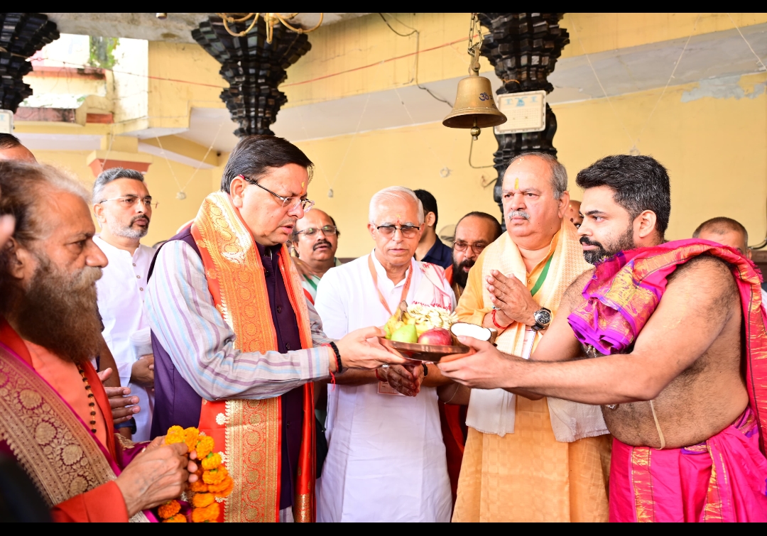 मुख्यमंत्री पुष्कर सिंह धामी ने रविवार को व्यास मंदिर, भूपतवाला,हरिपुरकलां, देहरादून में संस्कृत भारती द्वारा आयोजित ‘अखिल भारतीया गोष्ठी’ के शुभारंभ सत्र में प्रतिभाग किया।  मंदिर में पूजा अर्चना कर अमन शांति की प्रार्थना की