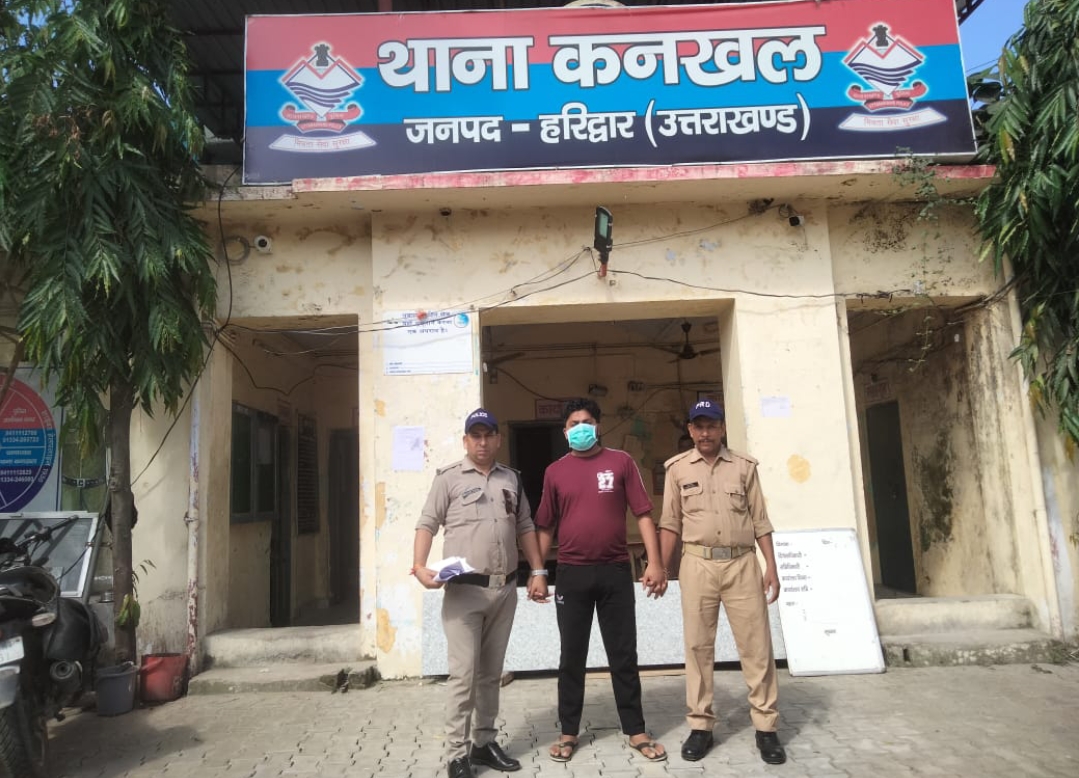 कनखल लूट प्रयास के 25000/ के ईनामी अभियुक्त को पुलिस ने  किया गिरफ़्तार।  तमंचे के बल पर लूट करने के लिये आये थे बदमाश, कोशिश रही नाकाम
