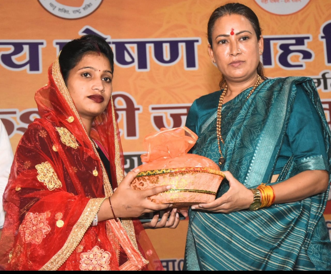 हरिद्वार। महिला कल्याण एवं बाल विकास मंत्री रेखा आर्या  हरिद्वार के सलेमपुर में राष्ट्रीय पोषण माह के अंतर्गत आयोजित ” किशोरी जागरूकता कार्यक्रम”  में मुख्यअतिथि के रूप में सम्मिलित हुई।