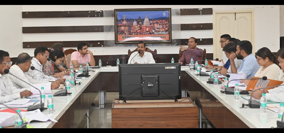  राजस्व के मुकदमों तथा जन समस्याओं को कुशल कार्य प्रणाली से प्राथमिकता के आधार पर निस्तारित करना सुनिश्चित करें। यह निर्देश जिलाधिकारी कर्मेन्द्र सिंह ने राजस्व विभाग की समीक्षा बैठक लेते हुए जिला कार्यालय सभागार में दिये। 