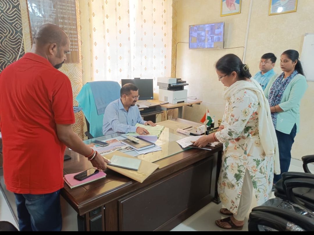 जिलाधिकारी कर्मेंद्र सिंह ने विभिन्न कार्यालयों का किया औचक निरीक्षण विभागीय कार्यालयो में मचा हड़कंप जो अधिकारी अनुपस्थित रहे उनसे स्पष्टीकरण का जवाब लेने के दिए निर्देश।