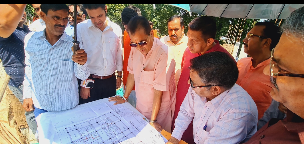 शहरी विकास मंत्री डॉ प्रेमचंद अग्रवाल ने नगर निगम हरिद्वार के अंतर्गत 10 करोड़ की लागत से बनाए जा रहे कार्यालय भवन का स्थलीय निरीक्षण किया। इस दौरान डॉ अग्रवाल द्वारा भवन का निर्माण एक वर्ष के भीतर पूर्ण गुणवत्ता के साथ करने के लिए अधिकारियों को निर्देशित किया गया।