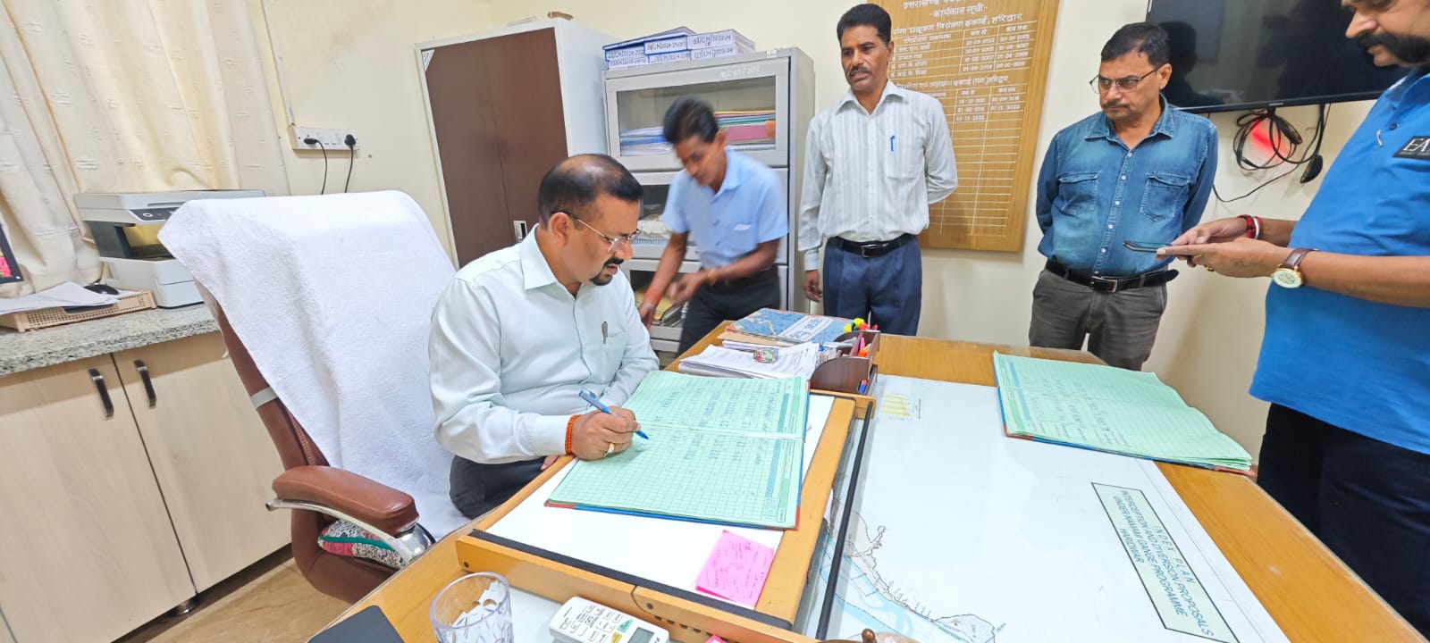 जिलाधिकारी कमेन्द्र सिंह ने कार्यालय  व विद्यालय का किया औचक निरीक्षण मचा हड़कंप।