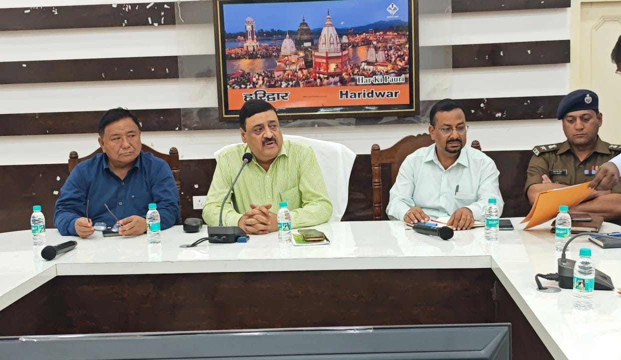 मण्डलायुक्त विनय शंकर पाण्डे ने राज्य स्थापना दिवस के उपलक्ष्य में जनपद में 11 नवम्बर को प्रस्तावित गंगा दीपोत्सव कार्यक्रम में सफल आयोजन हेतु जिला कार्यालय सभागार में बैठक ली। 