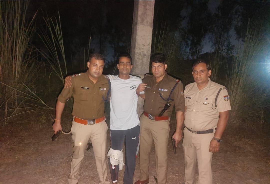 हरिद्वार पुलिस व बदमाश की मुठभेड़ में बदमाश के पैर में लगी गोली, बहादराबाद थानाध्यक्ष नरेश राठौर व शान्तर शाह चौकी प्रभारी खमेन्द्र गंगवार ने बदमाश को किया गिरफ्तार।