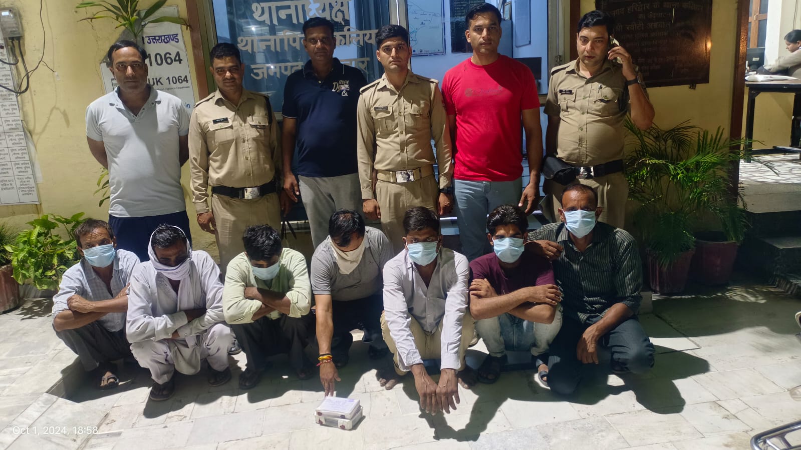 जुआ खेलते 07 आरोपी अभियुक्तो को हरिद्वार पुलिस ने किया गिरफ्तार।   कब्जे से नगद ₹32310/-व 01 गड्डी तास की बरामद की।