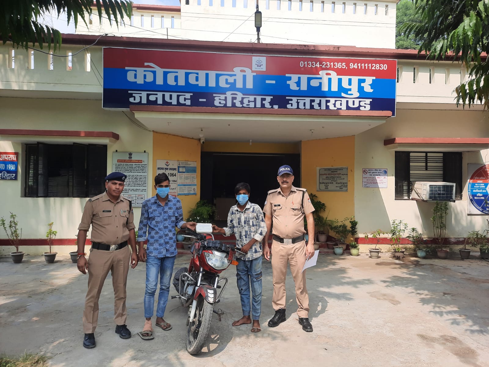हरिद्वार रानीपुर पुलिस ने दो मोबाइल झपट्टामार आरोपी अभियुक्तो के कब्जे से छीना गया मोबाइल फोन घटना में प्रयुक्त मोटर साईकिल को किया बरामदगी।