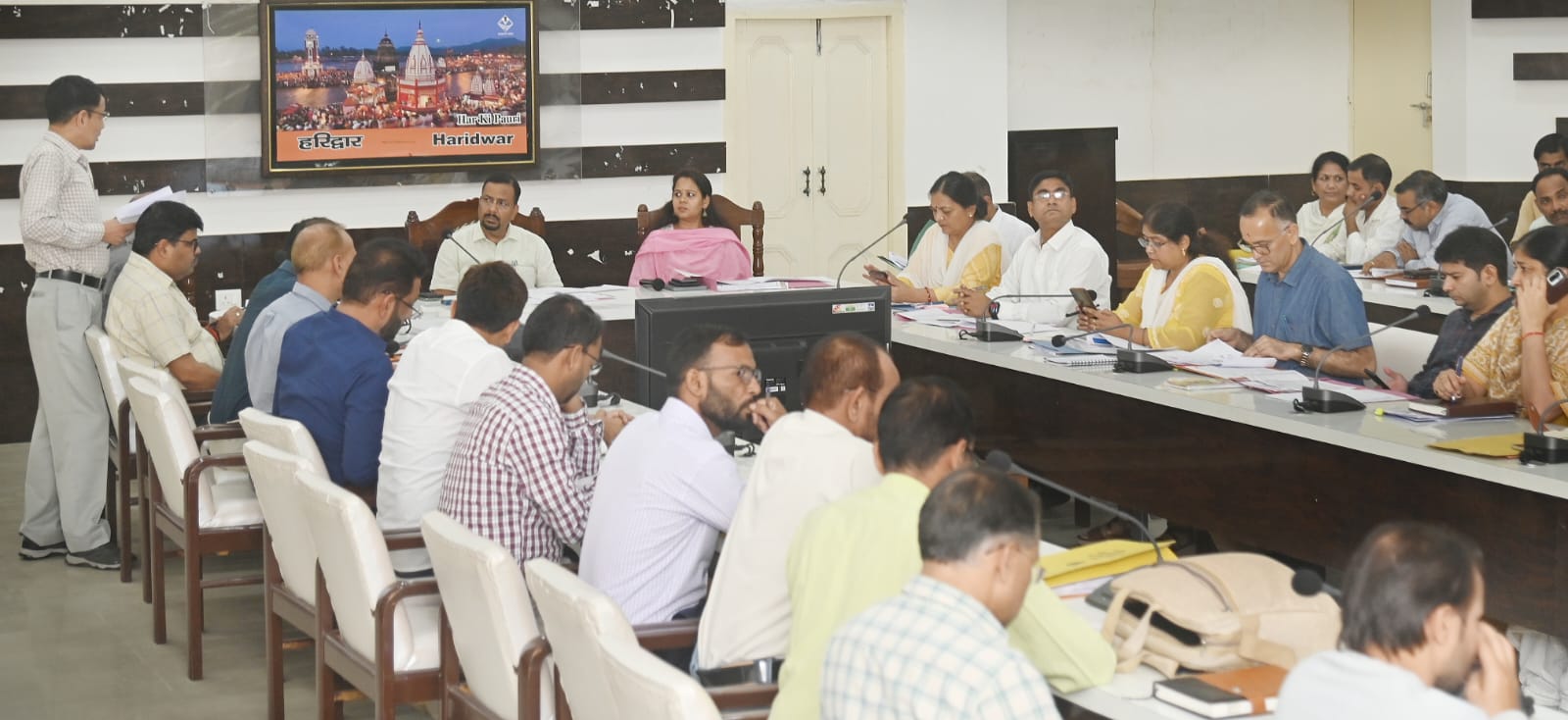 जिलाधिकारी कर्मेन्द्र सिंह ने जिला योजना, राज्य योजना, केन्द्र पोषित एवं बाह्य सहायतित तथा बीस सूत्रीय कार्यक्रम की समीक्षा के दौरान दिये आदेश।