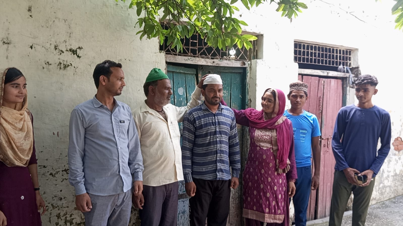 गांव गाड़ोवाली के सलमान की शहरी विकास विभाग में लगी सरकारी नौकरी सलमान ने कहां की उनके गांव में लगभग 7000 से ज्यादा मुस्लिम समुदाय के लोग रहते हैं , लेकिन गांव में आज तक सरकारी नौकरी किसी की नहीं लगी, यह पहला व्यक्ति है और इसने और उसके परिवार ने उत्तराखंड सरकार में मुख्यमंत्री पुष्कर सिंह धामी का किया धन्यवाद।