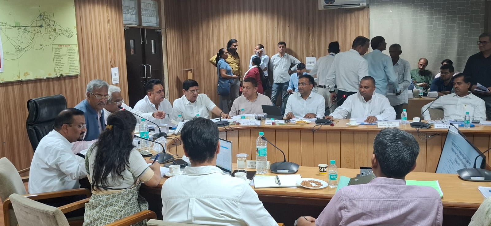 हाईटेंशन लाइनों के कारण बच्चों पर खतरा न मण्डराये, इसलिए प्राथमिकता के आधार पर विद्यालयों के ऊपर से गुजर रही विद्युत लाईनों को अन्यत्र शिफ्ट किया जाये। यह निर्देश सांसद त्रिवेन्द्र सिंह रावत ने जिला विकास समन्वय एवं निगरानी समिति की 42 बिन्दुओं पर सीसीआर में बैठक लेते हुए विद्युत विभाग के अभियन्ताओं को दिये। 
