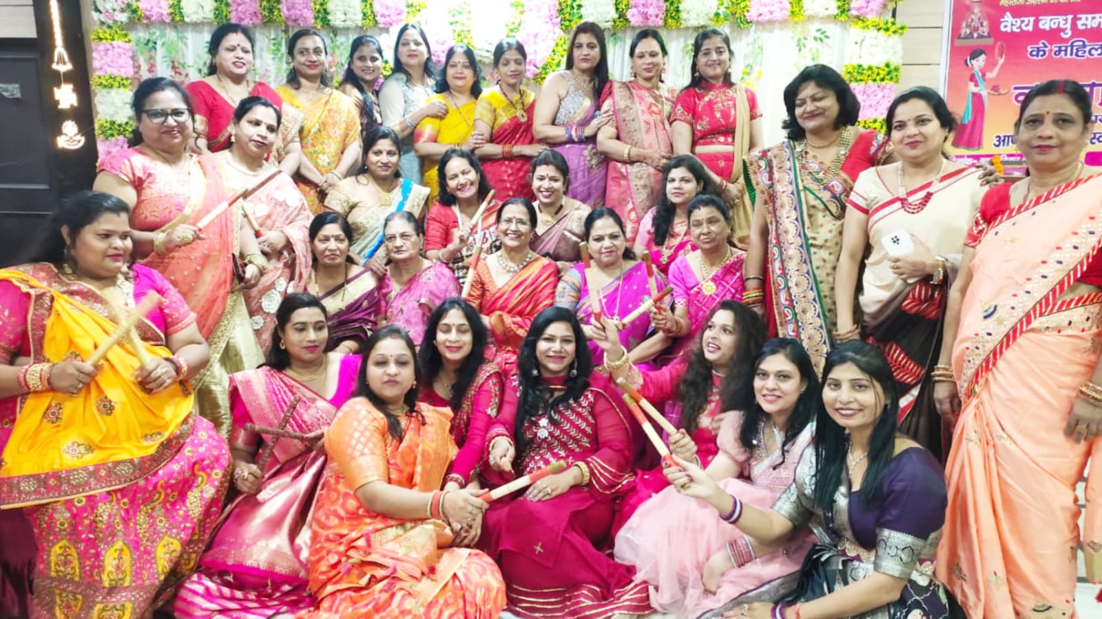 हरिद्वार में हाईवे स्थित होटल में वैश्य बंधु समाज, मध्य हरिद्वार महिला वाहिनी द्वारा करवा चौथ के अवसर पर एक भव्य कार्यक्रम का आयोजन किया गया।