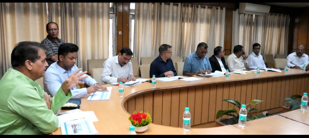आवास मंत्री डॉ. प्रेम चन्द अग्रवाल ने विधान सभा स्थित सभागार कक्ष में हरिद्वार रुड़की विकास प्राधिकरण की समीक्षा बैठक की।