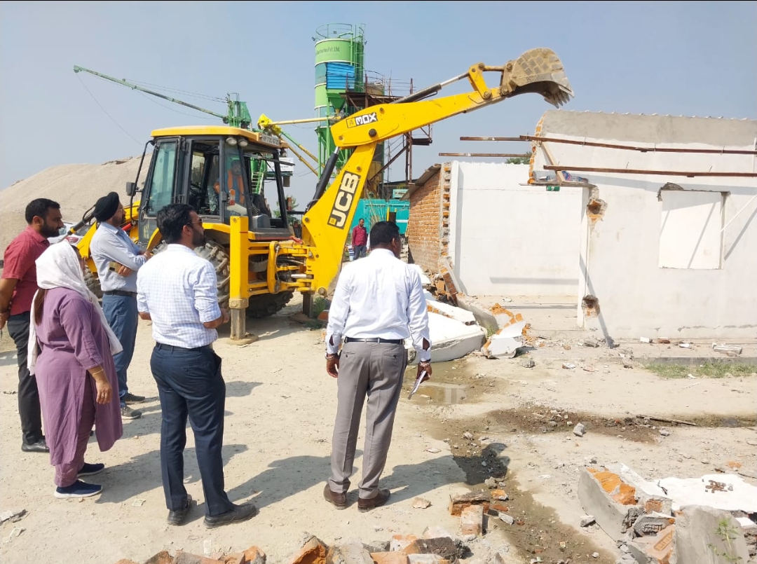 जिलाधिकारी कर्मेन्द्र सिंह के निर्देश पर उपजिलाधिकारी अजयवीर सिंह के नेतृत्व में राजस्व विभाग की टीम ने   ग्राम सराय में ग्राम पंचायत की सरकारी भूमि पर मैसर्स एस०पी० सिंगला कन्स्ट्रक्शन प्रा०लि० द्वारा अवैध रूप से रेडिमिक्स प्लांट स्थापित करने की शिकायत पर अवैध अतिक्रमण के विरुद्ध की ताबड़तोड़ कार्यवाही