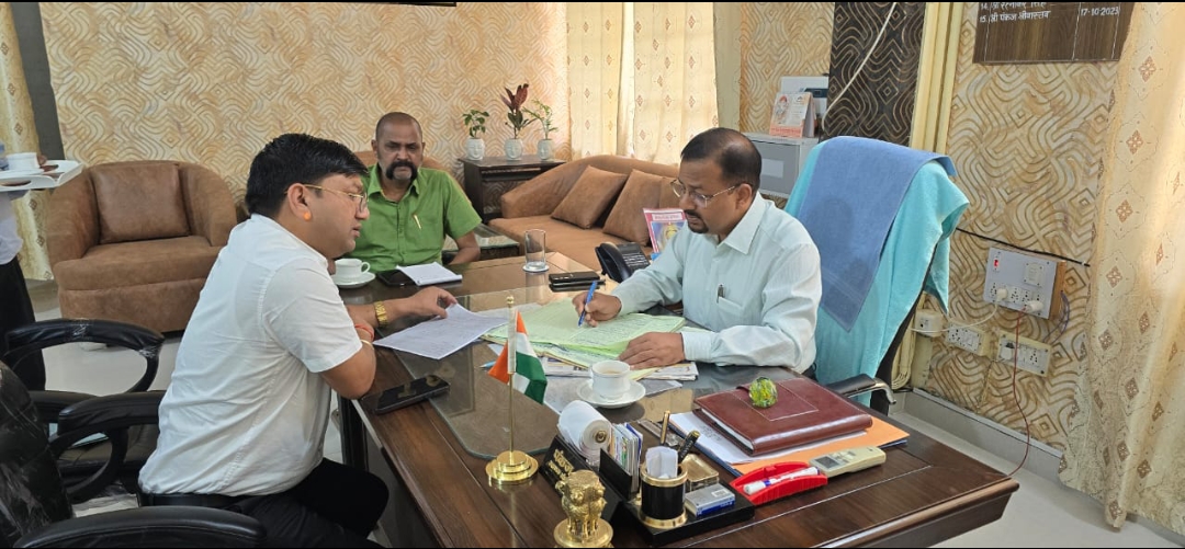जिलाधिकारी कर्मेन्द्र सिंह के निर्देश पर विभिन्न कार्यालयों में छापेमारी से मचा हड़कम्प।