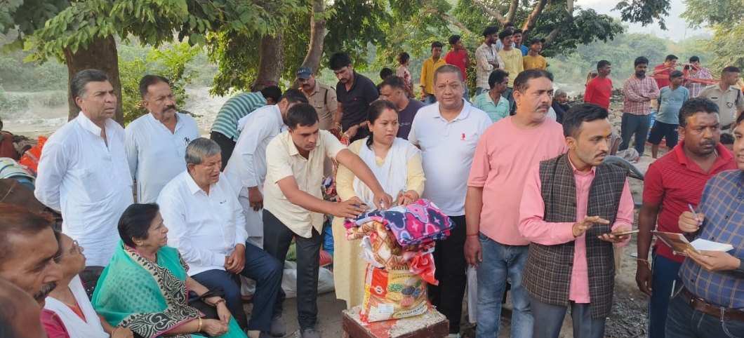हरिद्वार ग्रामीण के चंडी घाट पुल के निचे बस्ती मे आग लगने के कारण 18 घर जल कर खाग हो गए थे बृहस्पतिवार को पूर्व मुख्यमंत्री हरीश रावत, व छेत्रिय विधायक अनुपमा रावत ने लोगो का हाल चाल जाना ओर पीड़ित परिवारो को राशन किट, बर्तन ओर कम्बल वितरित किये ।