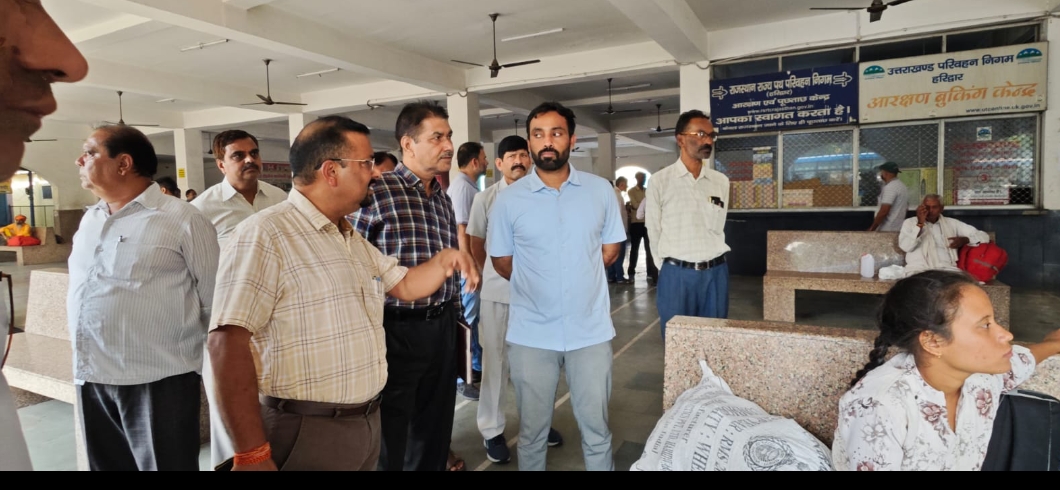 जिलाधिकारी कर्मेंद्र सिंह ने हरिद्वार रोडवेज का औचक निरीक्षण किया। 