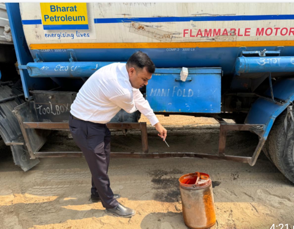 जिलाधिकारी कर्मेंद्र सिंह को सूचना मिली कि चिड़ियापुर के पास निर्माणाधीन अंडर बायपास के नज़दीक लम्बे समय से अवैध तरीके से पैट्रोल व डीजल का कारोबार बड़े पैमाने पर किया जा रहा था जिलाधिकारी ने तत्काल उप जिलाधिकारी मनीष सिंह को मौके पर भेज कर कार्यवाही करने के दिए निर्देश।