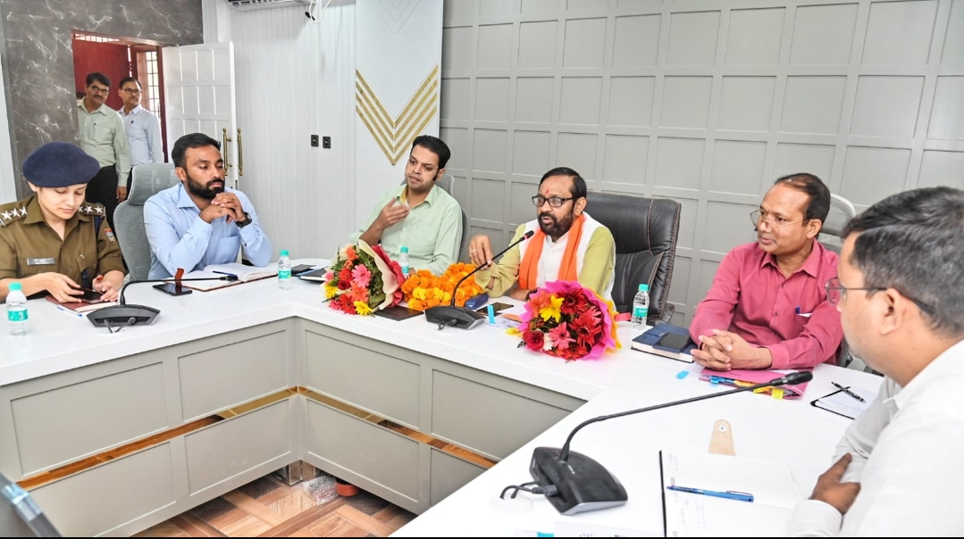 भगवत प्रसाद मकवाना सदस्य, सेंट्रल मॉनिटरिंग कमेटी, सामाजिक न्याय एवं अधिकारिता मंत्रालय भारत सरकार द्वारा आपदा प्रबंधन हॉल में मैन्युअल स्कैवेंजर्स एक्ट के संबंध में ली बैठक।