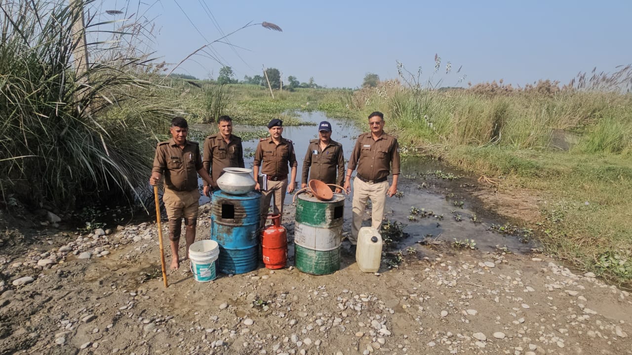  2000 लीटर लाहन नष्ट करते हुए 50 लीटर अवैध कच्ची शराब बरामद की गई।  पथरी पुलिस का अवैध कच्ची शराब के खिलाफ अभियान जारी थानाध्यक्ष पथरी रविंद्र कुमार व फेरूपुर चौकी प्रभारी सुधांशु कौशिक की टीम ने किया बड़ा काम।