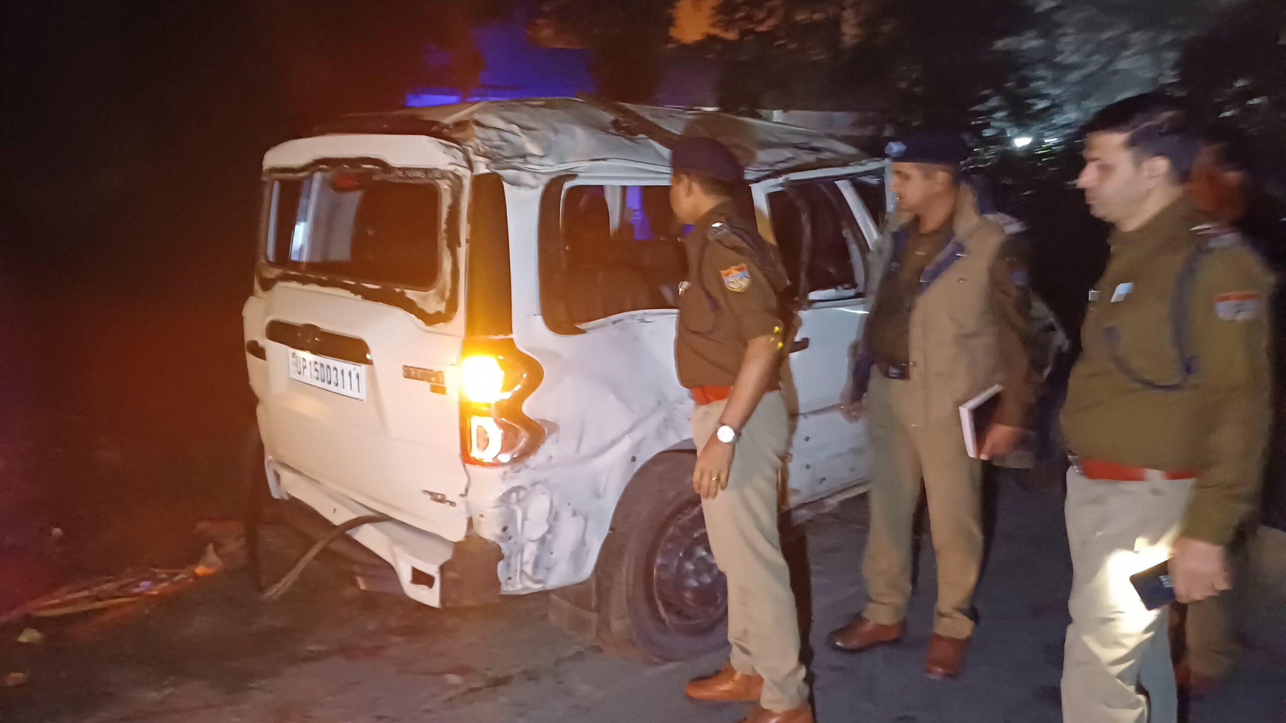 हरिद्वार में बारातियों से भरी स्कॉर्पियो हुई दुर्घटनाग्रस्त  दु:खद दुर्घटना में चार की मृत्यु व अन्य घायलों का इलाज रुड़की में चल रहा है  एसपी देहात, सीओ मंगलौर समेत तमाम पुलिस अधिकारी पहुचे मौके पर