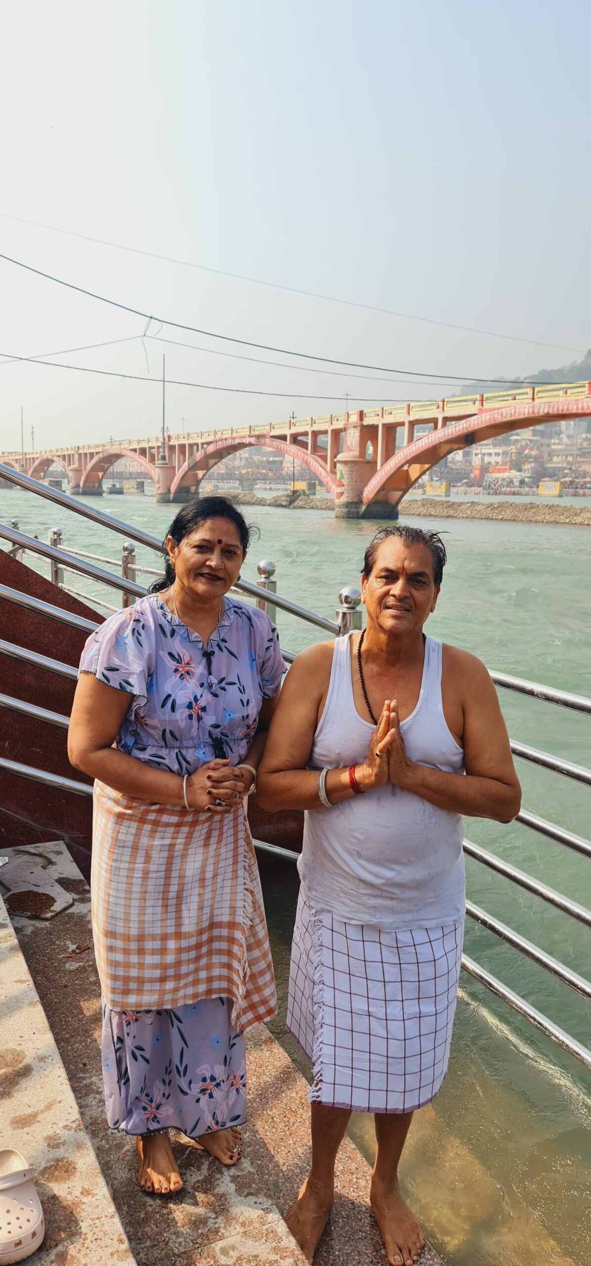 कार्तिक पूर्णिमा के मौके पर कैबिनेट मंत्री डॉ प्रेमचंद अग्रवाल ने अपनी धर्मपत्नी श्रीमती शशिप्रभा अग्रवाल के साथ वीआईपी घाट पर गंगा स्नान कर देश व प्रदेश की अमन और शांति की कामना की।