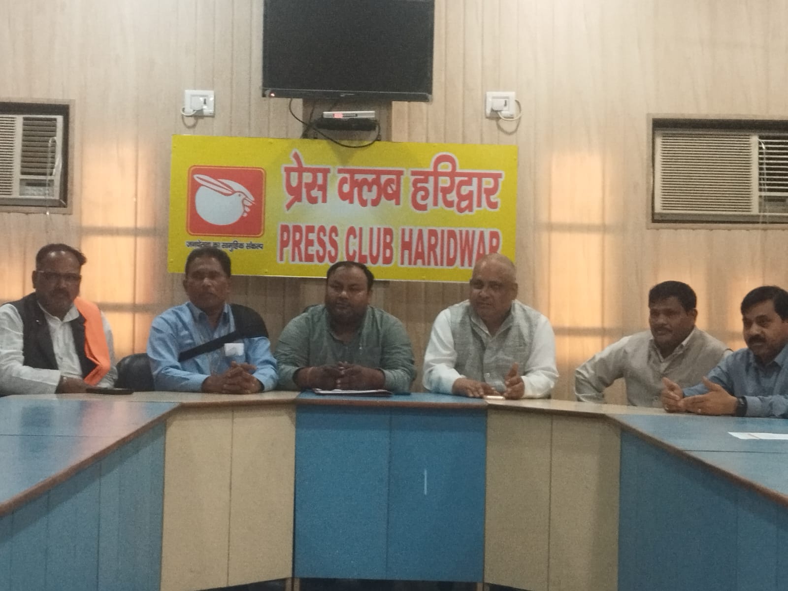  गुरु रविदास विश्व महापीठ के उत्तराखंड प्रदेश अध्यक्ष डॉ. धर्मेंद्र कुमार ने शुक्रवार को प्रेस क्लब हरिद्वार में राष्ट्रीय उपाध्यक्ष अशोक भारती और राष्ट्रीय सचिव पूर्व विधायक देशराज कर्णवाल की उपस्थिति में उत्तराखंड प्रदेश पदाधिकारी के साथ-साथ राज्य के छह जिलाध्यक्षों एवं महामंत्रियों की भी घोषणा की गई।
